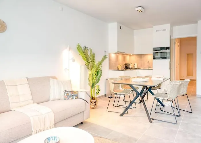 5-Guest Retreat Steps From Ostend Beach